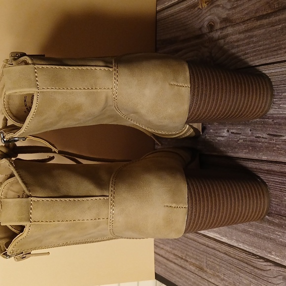 XOXO Woman's Tan Boots 7.5 - Picture 3 of 5
